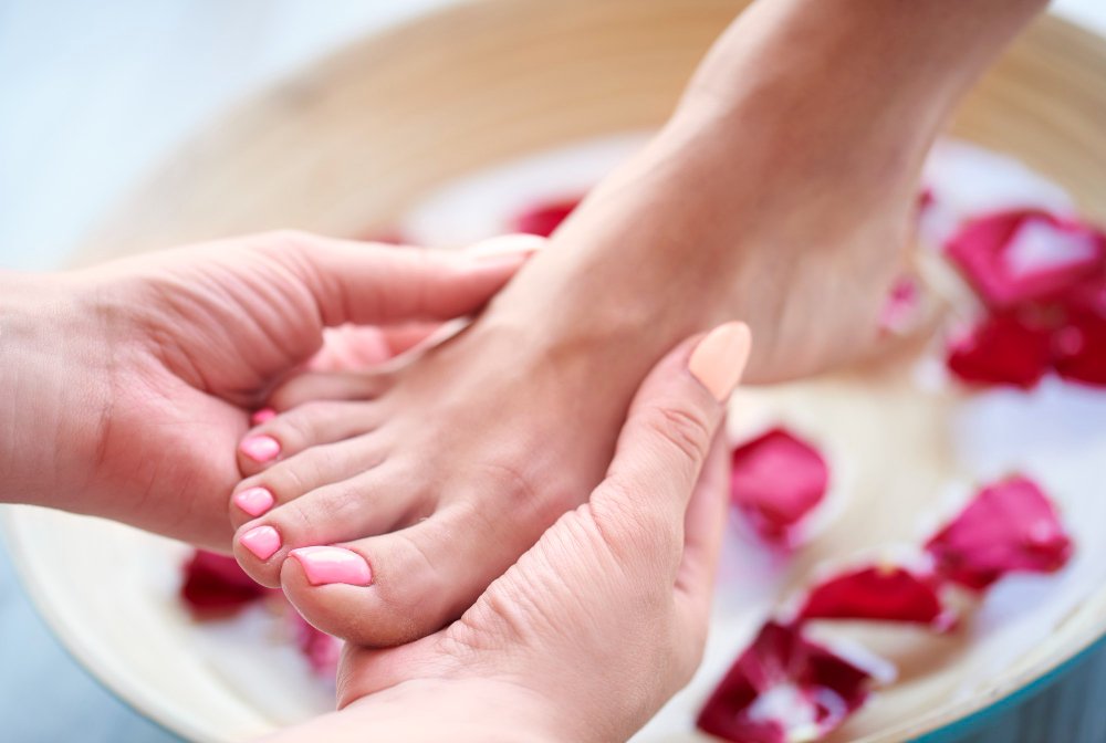 Foto de pies con pedicura profesional