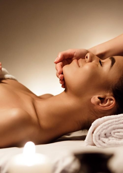 Foto de mujer recibiendo masaje relajante